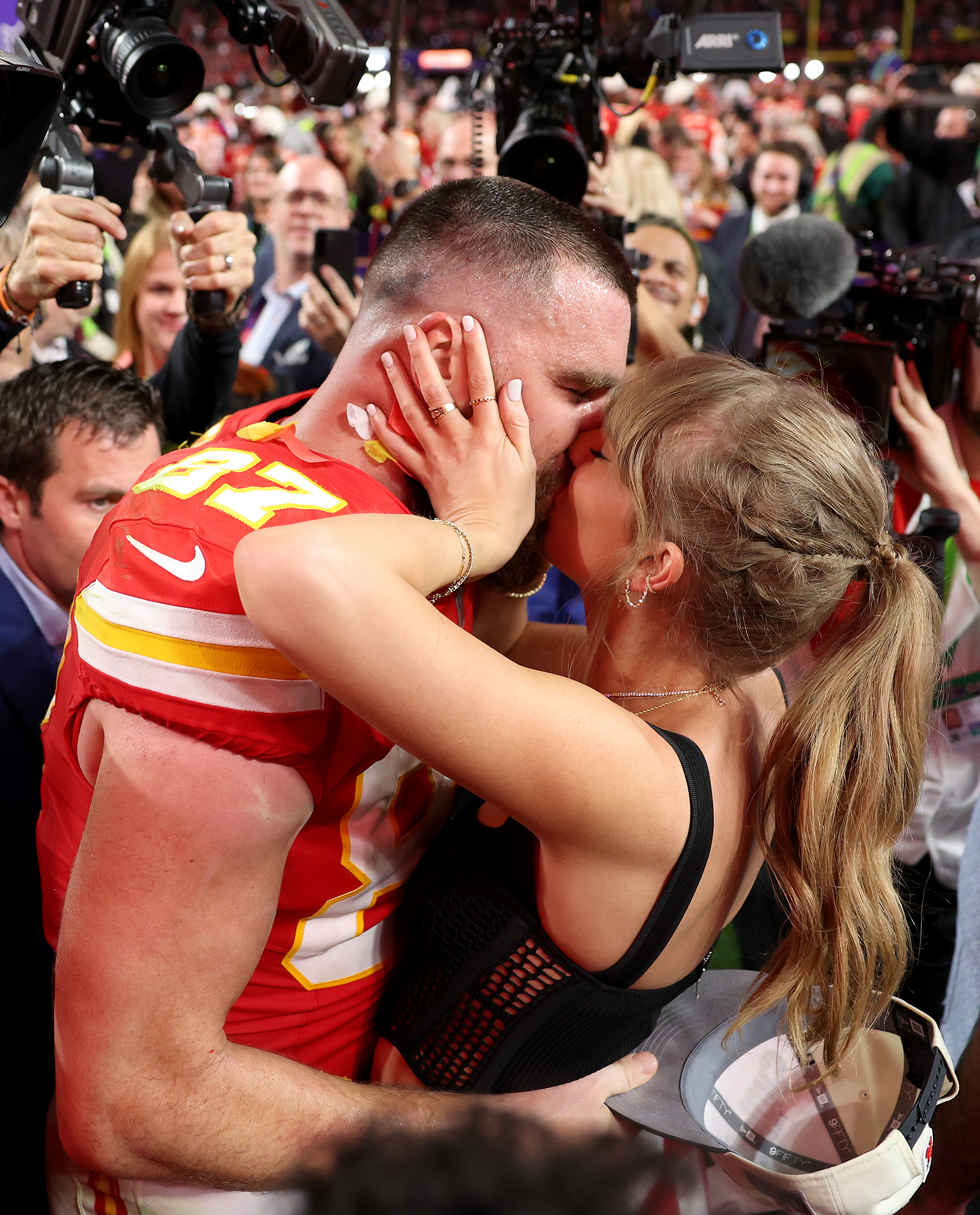 Super Bowl 2024, il bacio di Taylor Swift al fidanzato Travis Kelce che ha  vinto