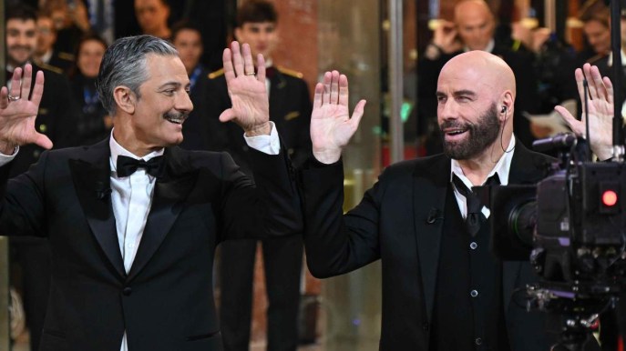 John Travolta balla a Sanremo sulle note dei suoi successi (e del qua qua)