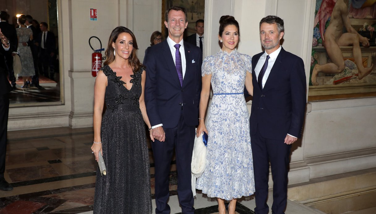 Marie, Joachim, Mary e Frederik di Danimarca partecipano a una cena di gala l'8 ottobre 2019 a Parigi