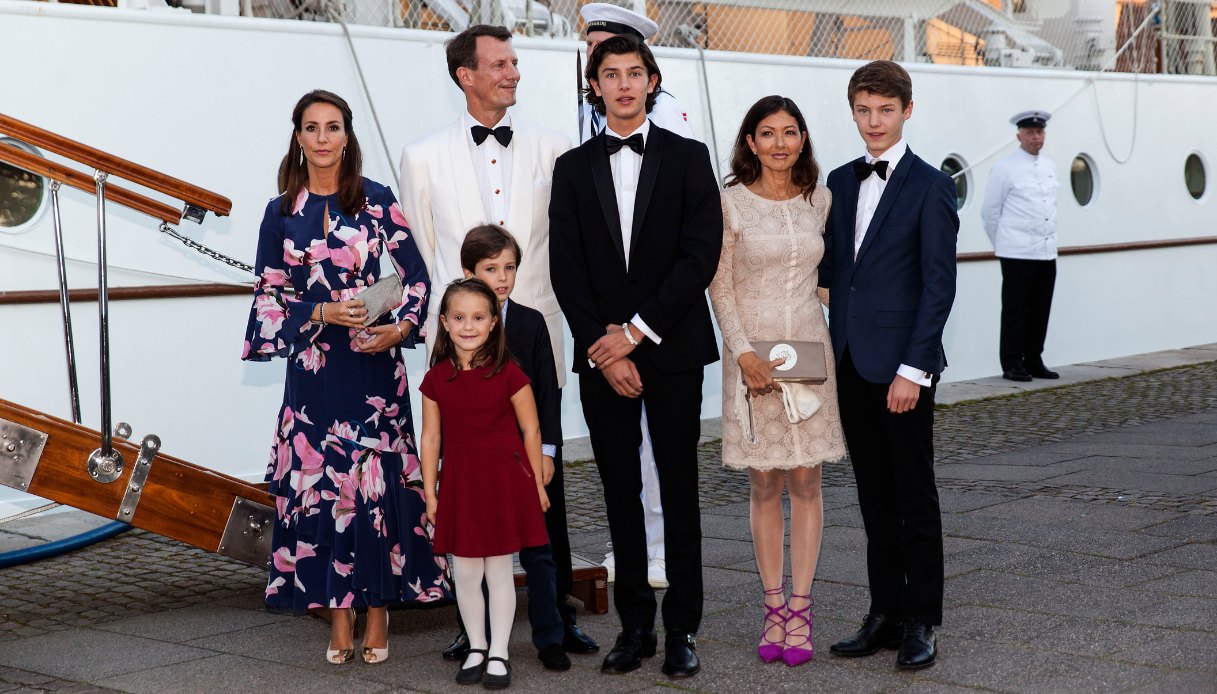Il Principe Joachim e la Principessa Marie insieme ai loro figli e all'ex moglie di Joachim, Alexandra, alla cena per festeggiare il 18° compleanno di NIkolai
