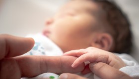 Parto cesareo aperto ai papà: succede a Torino. Perché l’iniziativa ci piace