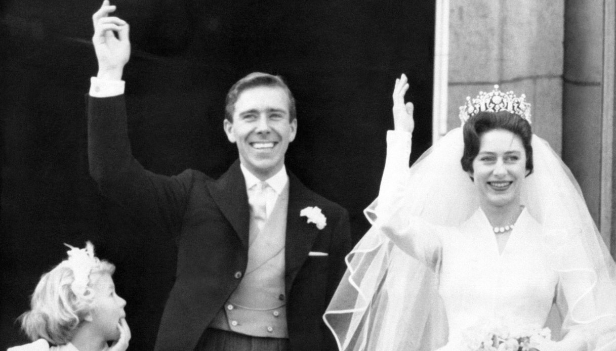 Antony Armstrong-Jones e la Principessa Margaret salutano dal balcone di Buckingham Palace il giorno del loro matrimonio