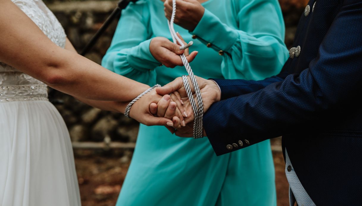 Cómo Incluir "Handfasting" En Su Boda O Ceremonia De Renovación De Votos | AMM Blog