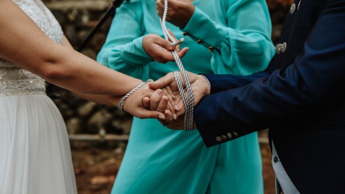 Handfasting: cos’è il rito matrimoniale delle mani legate