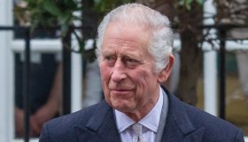 Re Carlo ha il cancro: Harry torna a Londra per suo padre