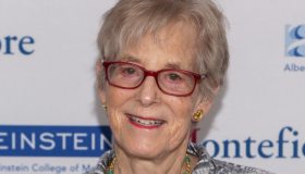 Dona un miliardo di dollari alla scuola di medicina, niente più tasse per gli studenti