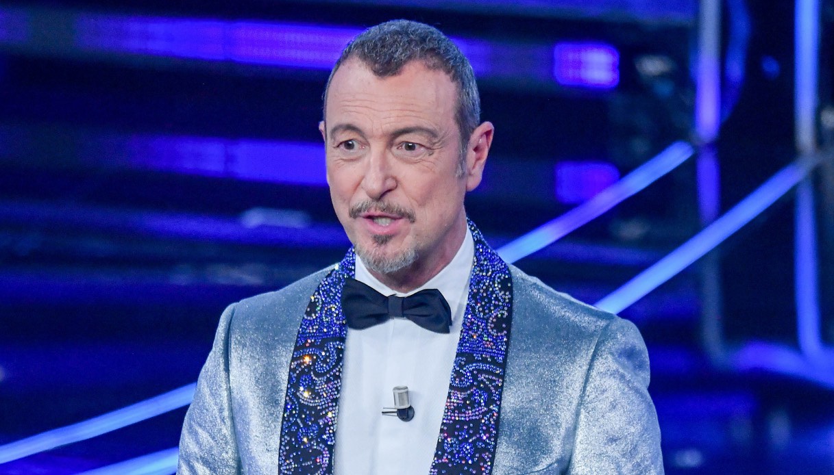 Conferenza Stampa Sanremo 2024: i casi Geolier e John Travolta