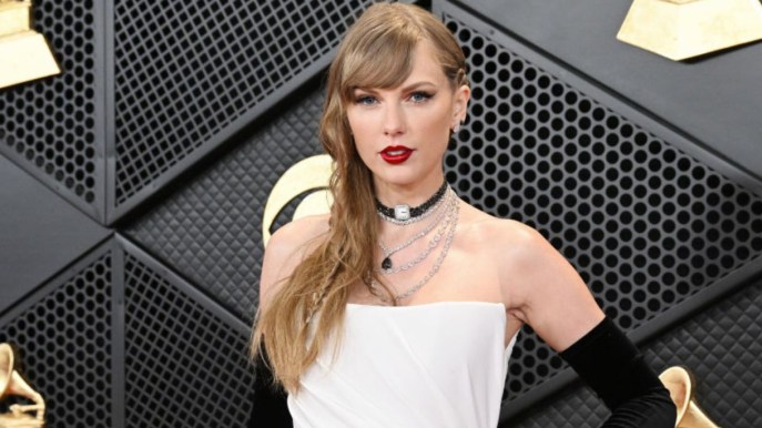 Taylor Swift regina di stile ai Grammys 2024, tutte le vip in bianco sul red carpet