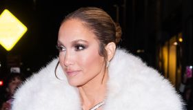 Jennifer Lopez a New York: trasforma le strade in passerella con una pelliccia bianca