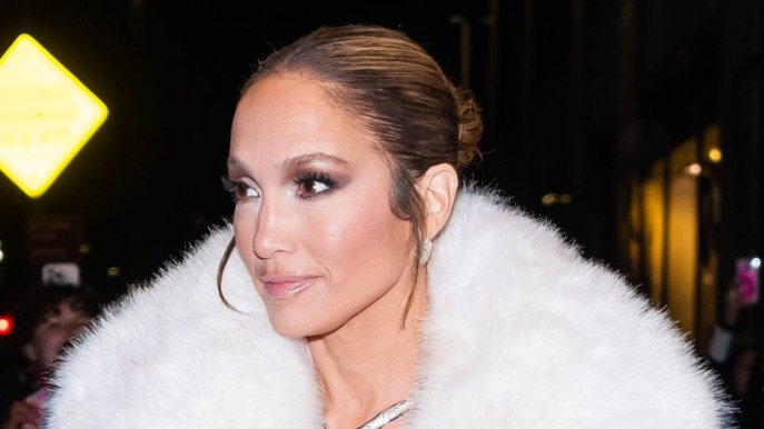 Jennifer Lopez a New York: trasforma le strade in passerella con una pelliccia bianca