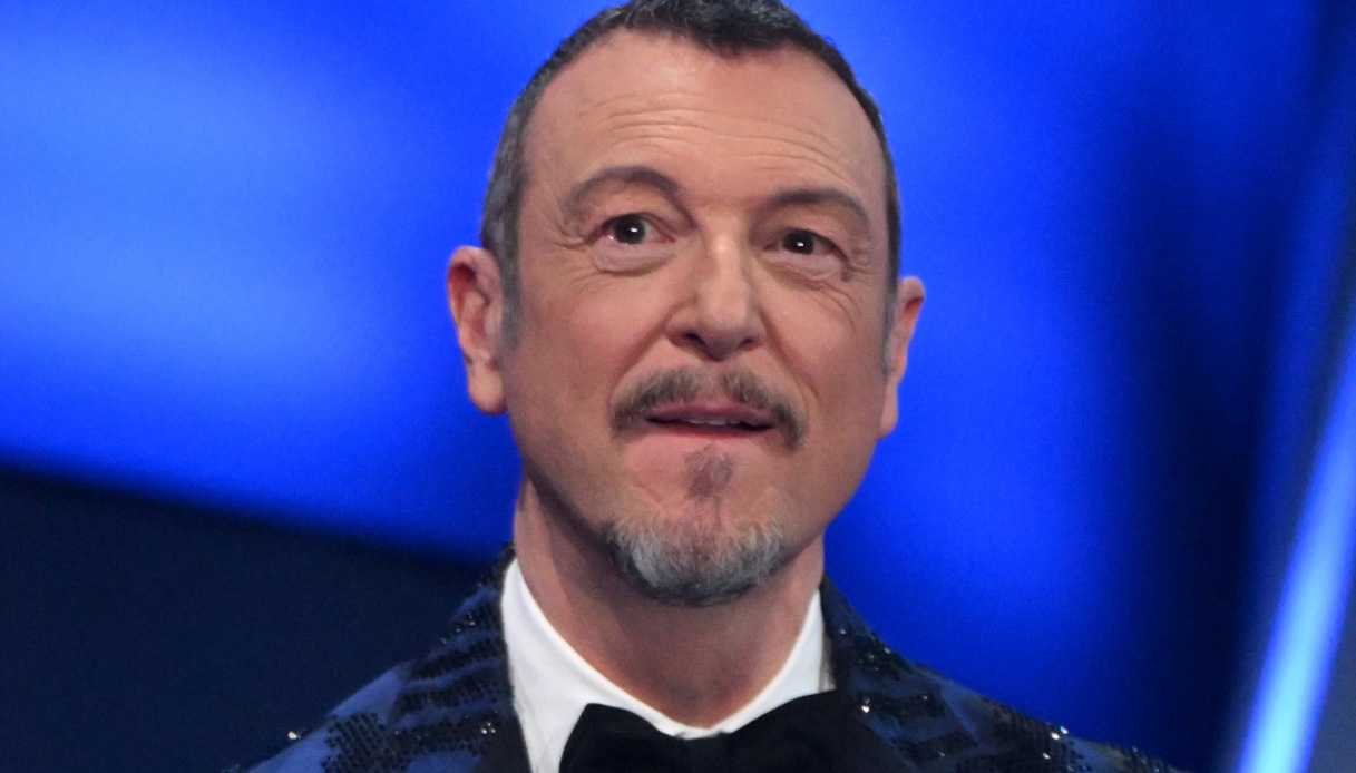 Conferenza stampa Sanremo 2024, si scaldano gli animi sul caso Travolta