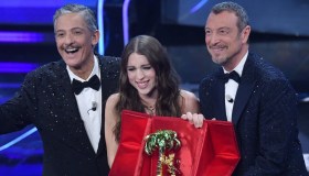 Angelina Mango, persa la custodia del premio di Sanremo: ma la ritrova sul palco