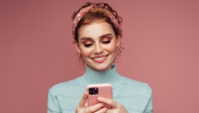 Benvenuti nell’era della “TikTok face”, dove la bellezza sintetica appiattisce personalità e carattere