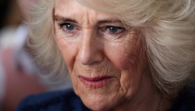 Carlo ha il cancro, condizioni di salute del Re: Camilla lo lascia solo