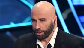Striscia, il Caso Travolta a Sanremo: il “giallo” delle scarpe e cosa non torna