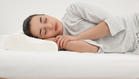 La soluzione per dire addio alle rughe esiste: è un cuscino che puoi comprare online