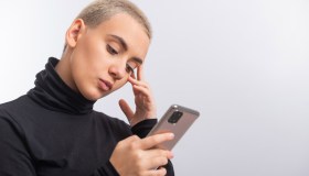 Adolescenti e dipendenza da web, chi rischia di più e come comportarsi
