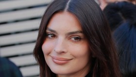 Emily Ratajkowski, il top crop in pelle infiamma la Paris Fashion Week 2024