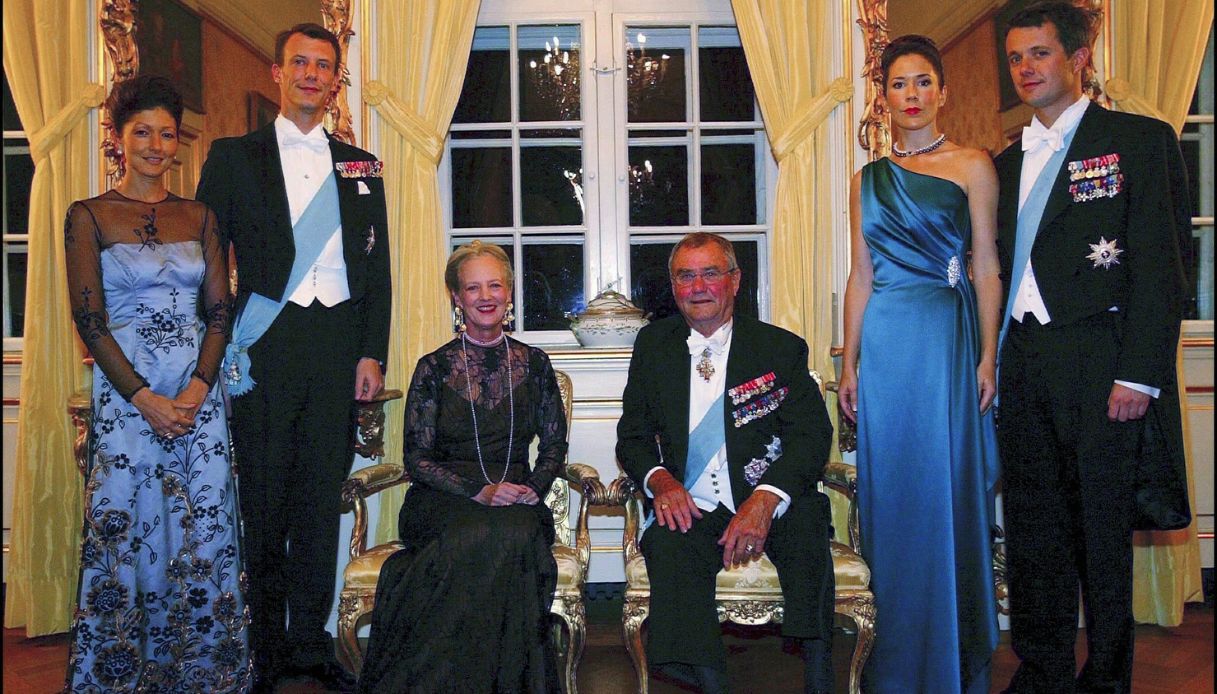 La Principessa Alexandra con il marito, il Principe Joachim, la Regina Margherita, il Principe consorte Henrik, l'allora Mary Elizabeth Donaldson e il Principe ereditario Frederik l'8 ottobre 2003