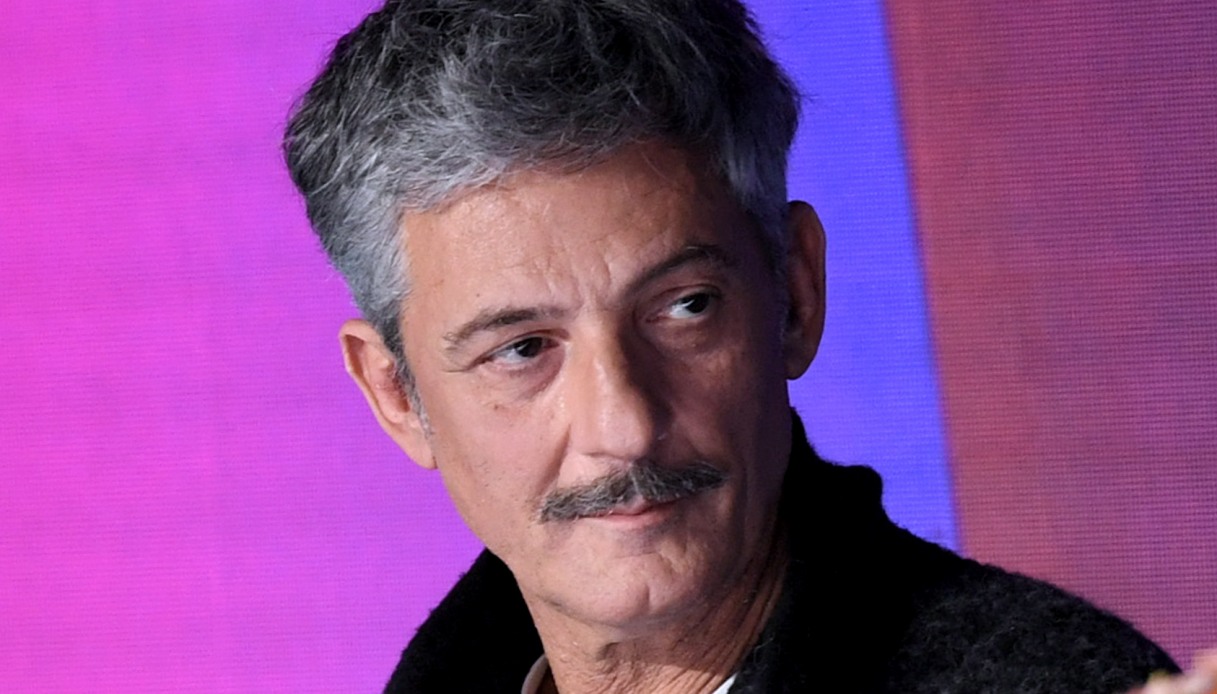 Fiorello fa mea culpa su Travolta: “Una delle gag più terrificanti della storia”