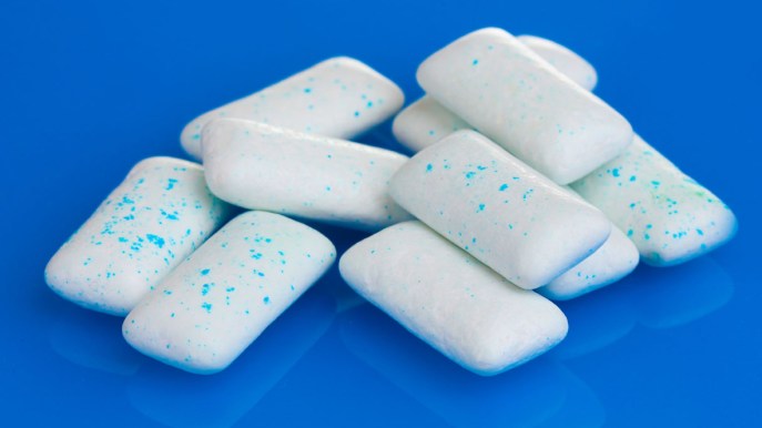 Masticare bene e senza ruminare il chewing gum: contro digestione lenta e alitosi