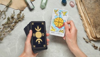 Farsi leggere i tarocchi su TikTok, l’inaspettato fascino della nuova “religione” esplosa sui social