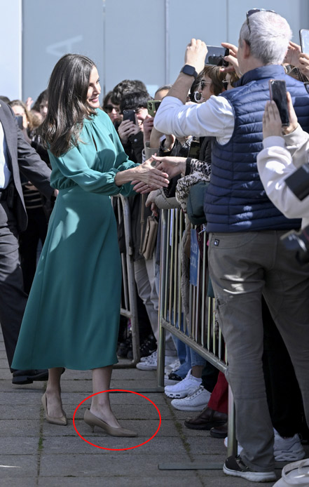 Kate Middleton, in tailleur rosa osa con la scollatura. Foto e video