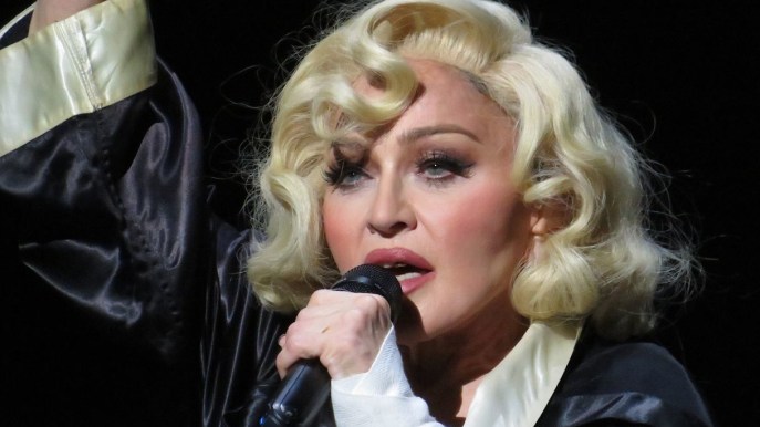 Madonna cade durante il concerto a Seattle. Si rialza e finisce lo show: icona