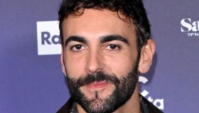 Conferenza Stampa Sanremo 2024, Mengoni non resiste all’ansia. Amadeus: “Finiremo alle 2”