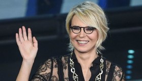 Maria De Filippi, quanto è alta tra sneaker e stiletti