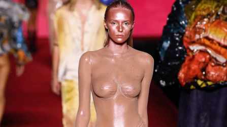 Il plastic nude sarà il trend della primavera-estate 2024