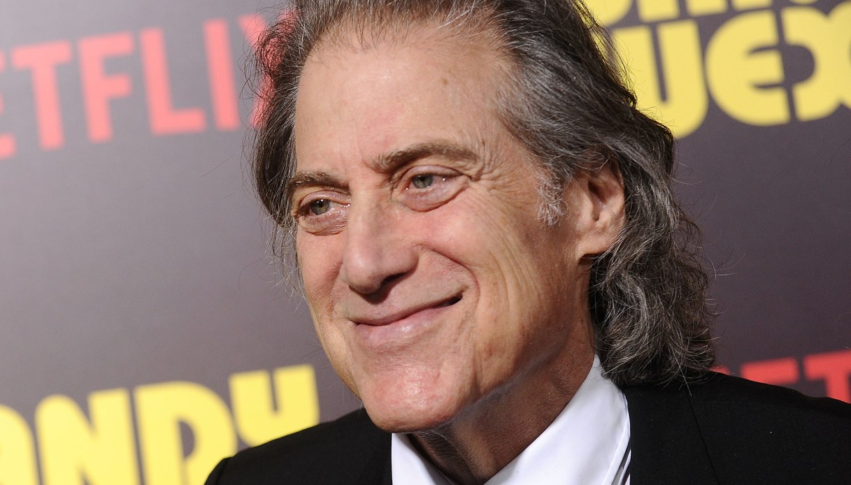 Chi era Richard Lewis, il ricordo di Mel Brooks e Jamie Lee Curtis