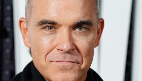 Robbie Williams, l’ex Spice Girl e il matrimonio “in bianco”: primi 50 anni d’amore del bad boy del pop