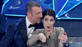 “Pubblicità occulta a Sanremo 2024”: dopo Travolta anche tutina e prosecco sotto accusa