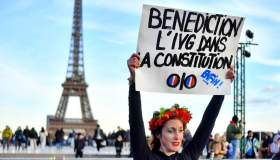 Aborto, la Francia festeggia e l’Italia riflette: perché è ancora un diritto a metà