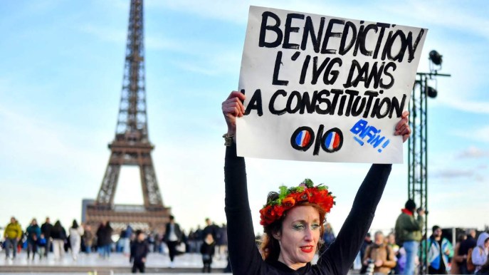 Aborto, la Francia festeggia e l’Italia riflette: perché è ancora un diritto a metà