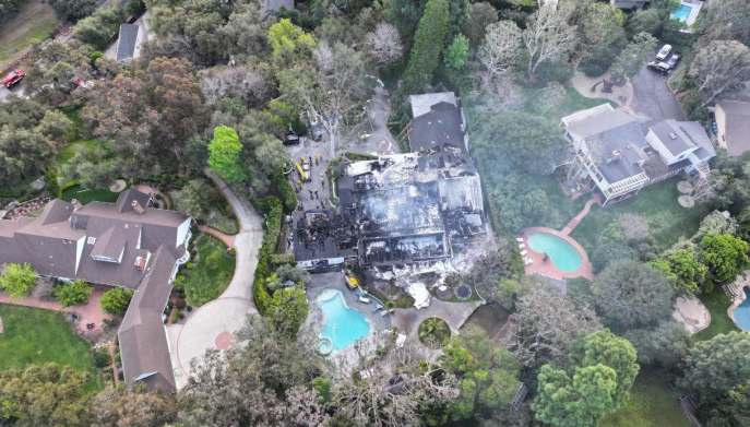 Cara Delevingne, incendio distrugge la sua casa da 8 milioni di dollari