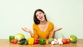 Cosa mangiano i crudisti? Ecco i benefici e controindicazioni di questo stile alimentare