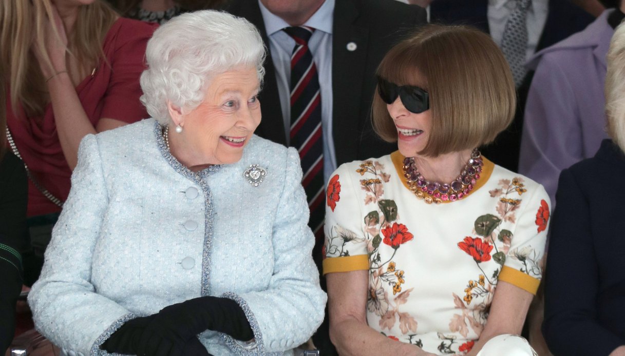 La Regina Elisabetta II e Anna Wintour alla sfilata di Richard Quinn nel 2018