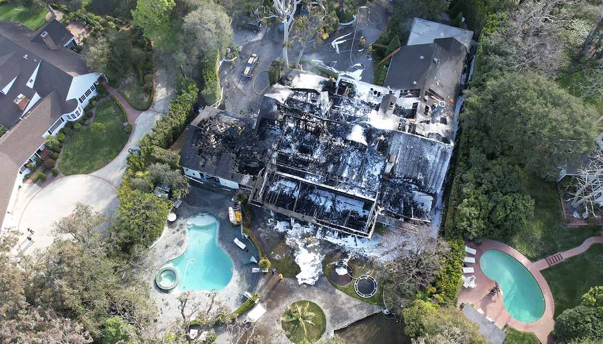 La villa di Cara Delevingne devastata dall'incendio