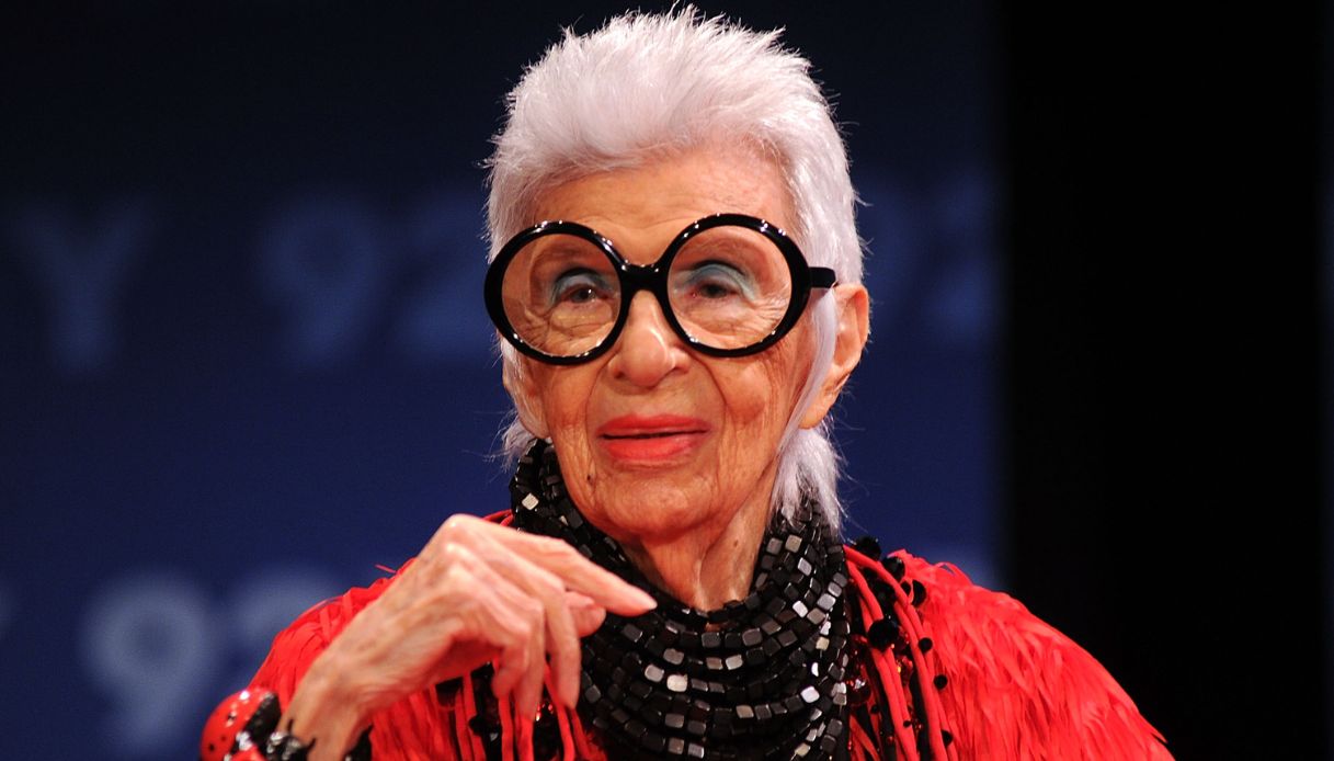 Iris Apfel, è morta la stella della moda: ci lascia a 102 Anni