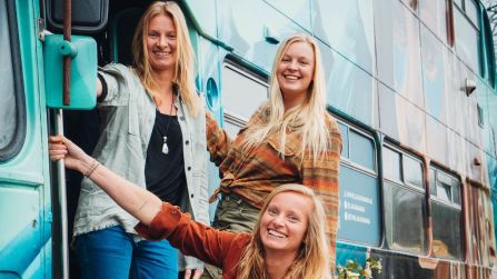 Hanno trasformato un bus in un ostello itinerante: così 3 amiche realizzano un sogno