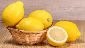 Come conservare i limoni, dal barattolo al freezer: tutti i trucchi
