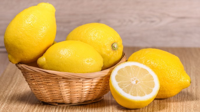 Come conservare i limoni, dal barattolo al freezer: tutti i trucchi