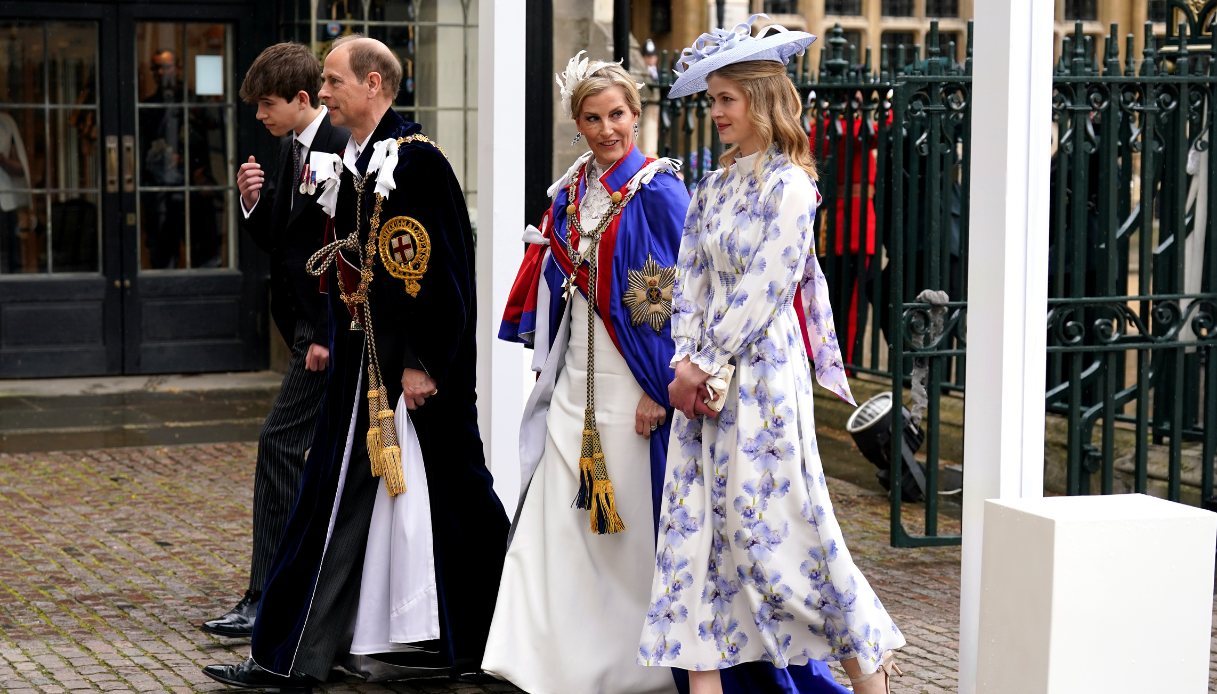 Il Principe Edoardo, Duca e Sophie, Duchessa di Edimburgo, con i figli Lady Louise Windsor e il Conte di Wessex all'incoronazione di Re Carlo III