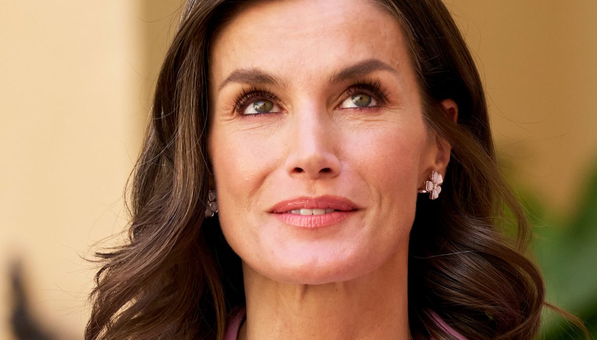 Letizia di Spagna, il tailleur rosa è ancora di tendenza