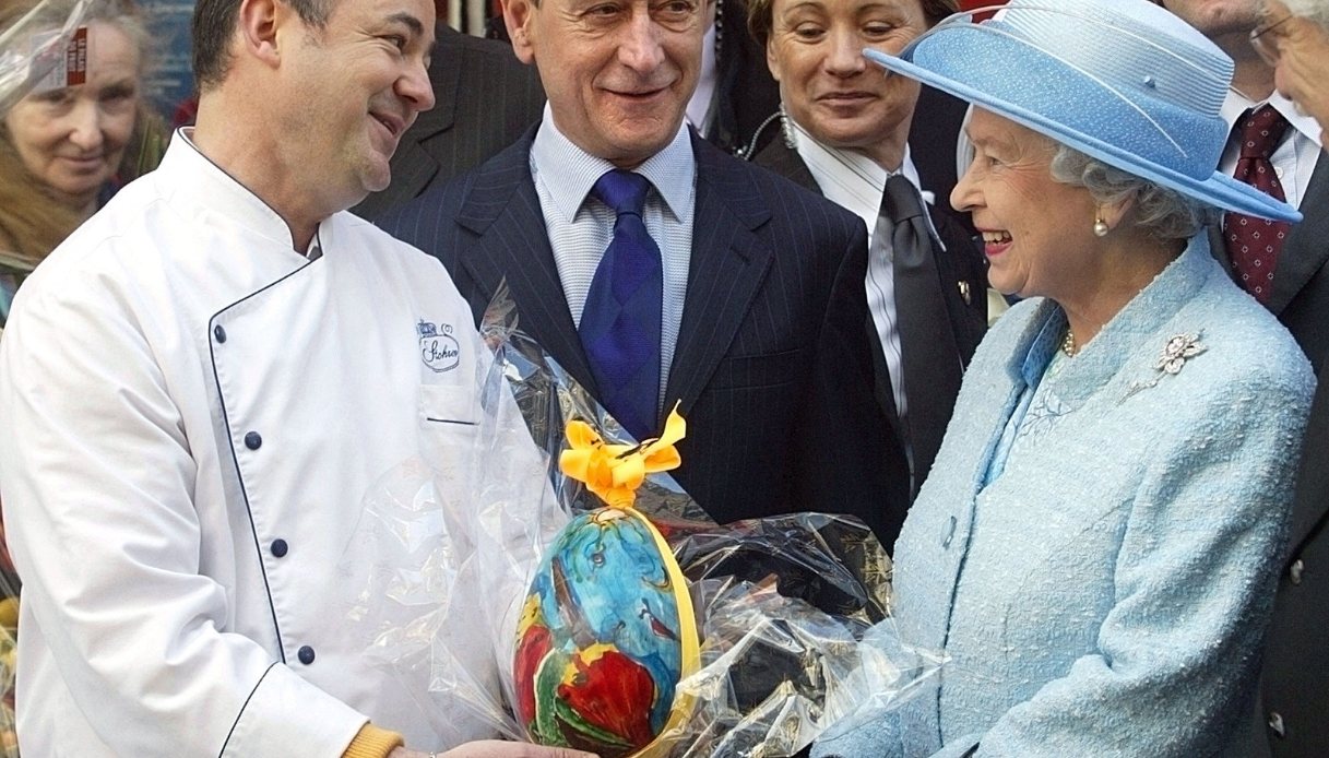 La Regina Elisabetta riceve in regalo un uovo di Pasqua a Parigi, nel 2004