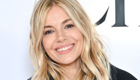 Sienna Miller, prima uscita pubblica dopo il parto: l’abito alla Paris Fashion Week