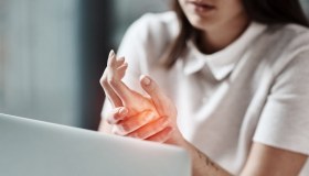 Artrosi alle mani: sintomi, cause e cura