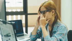 Bruciore agli occhi: sintomi, cause e rimedi